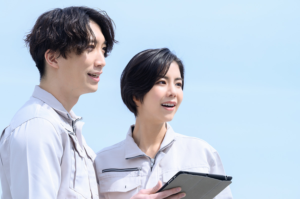 作業服で働く男女