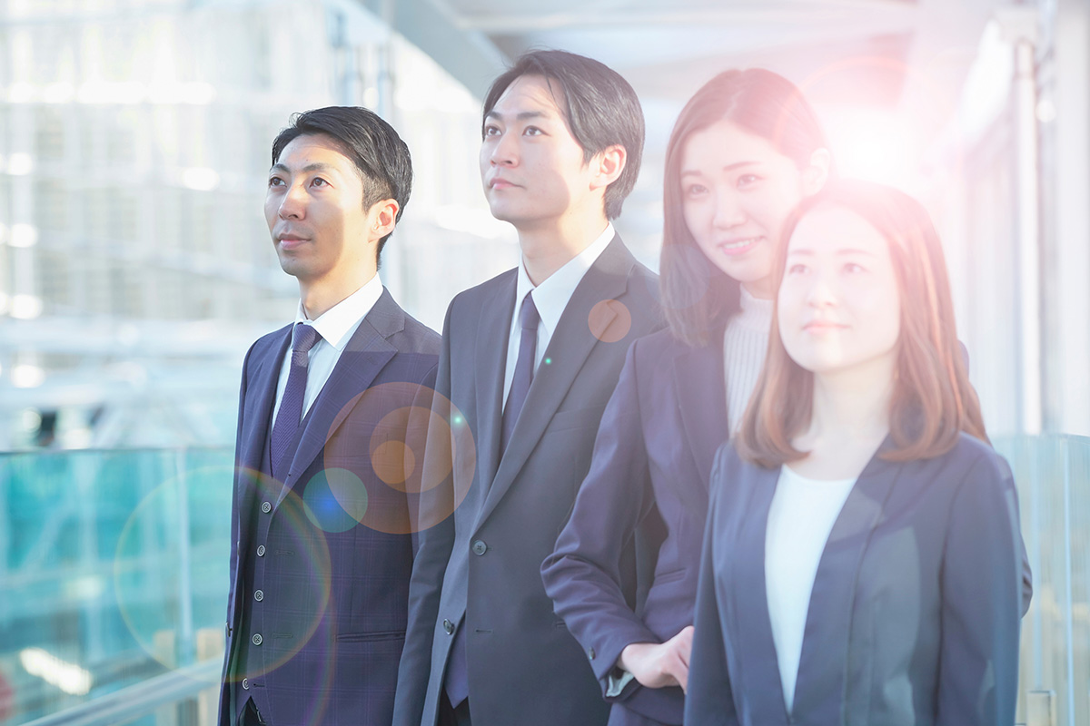 未来を見つめるスーツ姿の男女